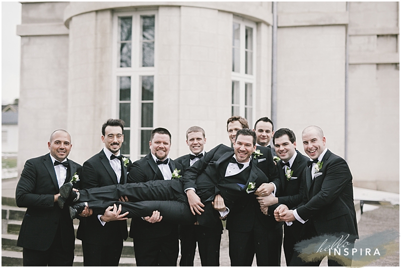 groom and groomsmen photo ideas